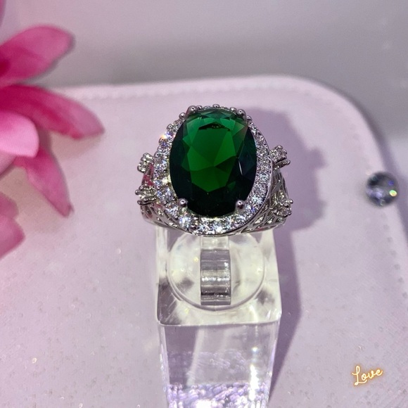 Stunning Emerald Zircon Chunky Cocktail Ring - Picture 3 of 11